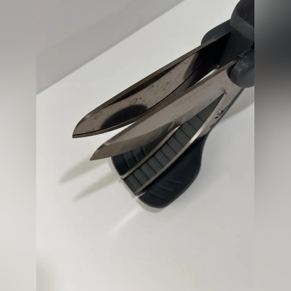 The Pampered Chef Salad Chopper - Picture 8 of 13